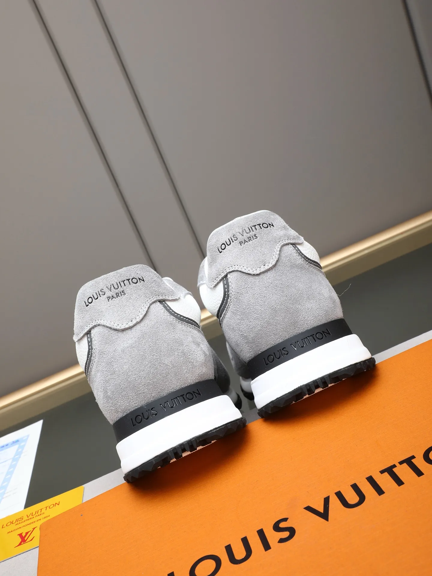 PP600 Louis Vuitton LV Run Men's Sports Shoes LV Run men's sports shoes are made of cowhide leather, low-key and luxurious. The tongue and heel are embellished with classic logos, giving it a full sense of hierarchy. The rubber sole has strong grip and wear resistance, suitable for daily wear or light sports scenes, and has a full sense of quality🎬size: 39-44 (customized at 38.45.46)